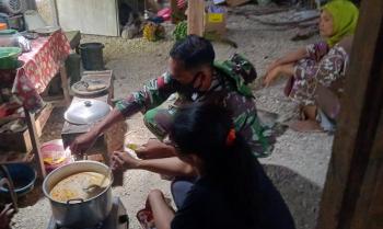 Bu Reni Warga Lokasi TMMD Bojonegoro Bangga Dibantu Saat Masak